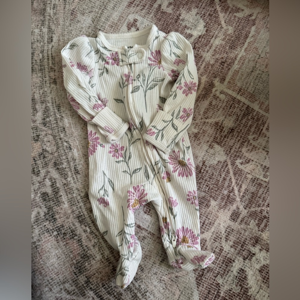 Carter’s baby girl sleeper Newborn